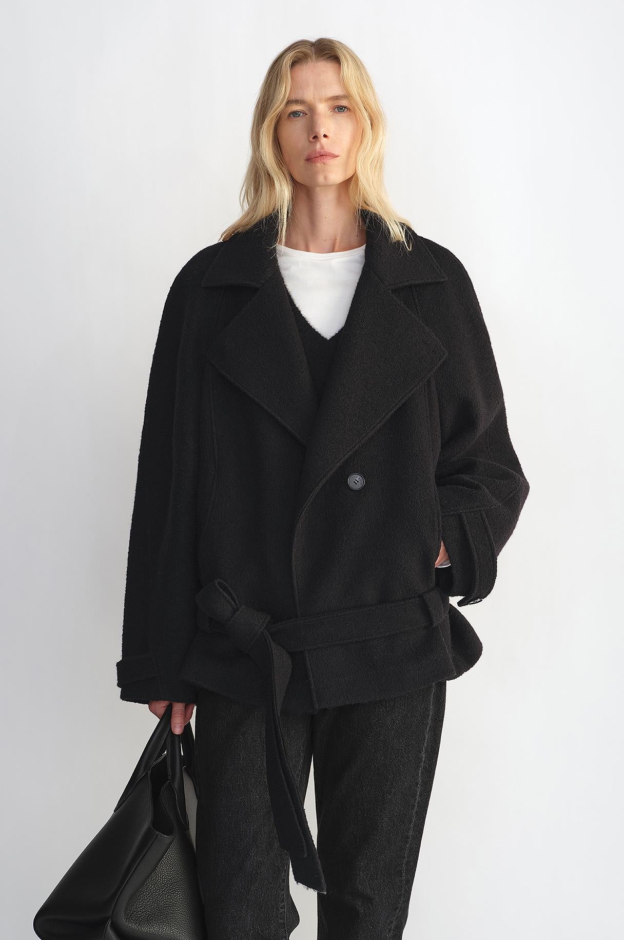 “Warm Cocoon” Italian Herringbone Wool Short Coat – Classic Lapel Design