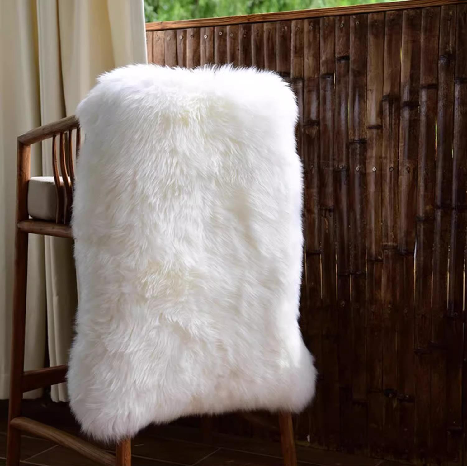 KIENTE STUDIO Two Fur Stitching New Zealand Sheepskin Rug (2’x6’)