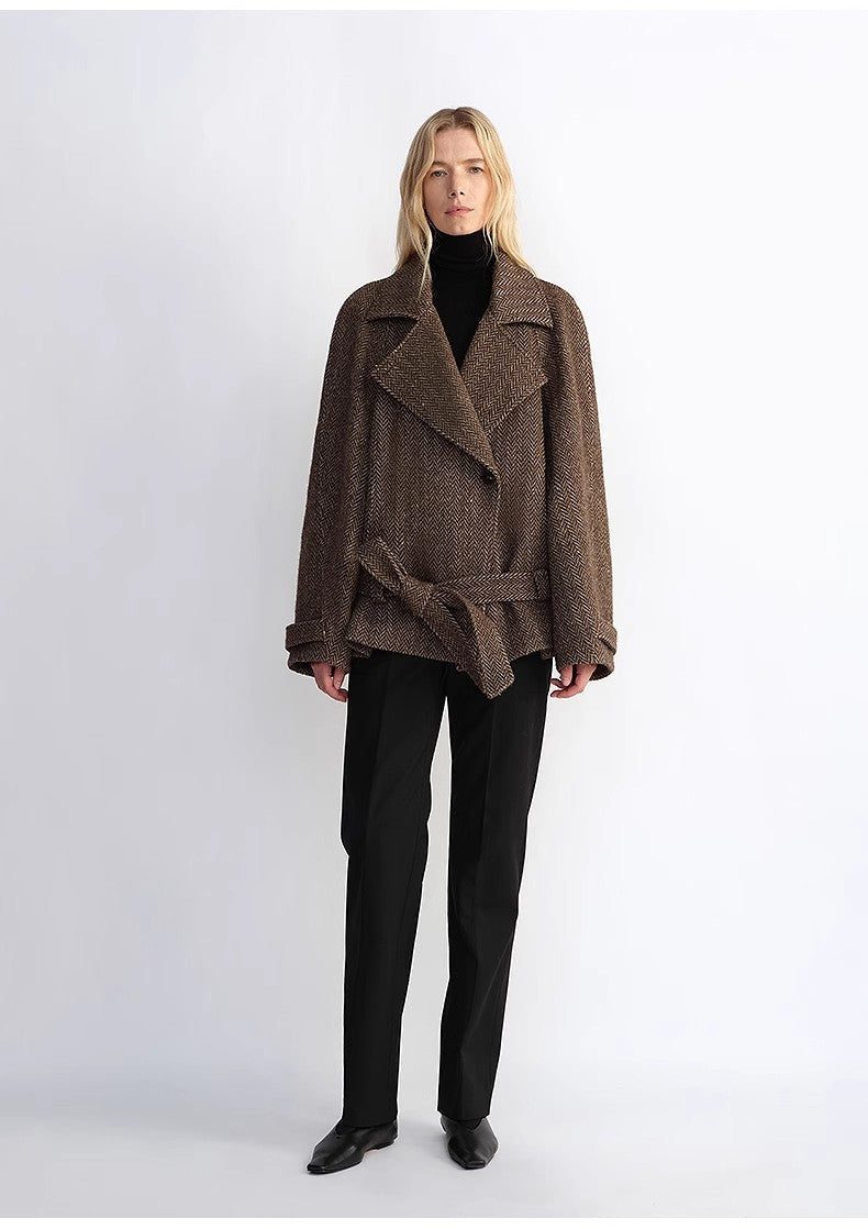 “Warm Cocoon” Italian Herringbone Wool Short Coat – Classic Lapel Design