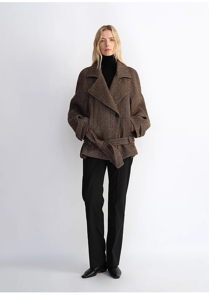 “Warm Cocoon” Italian Herringbone Wool Short Coat – Classic Lapel Design