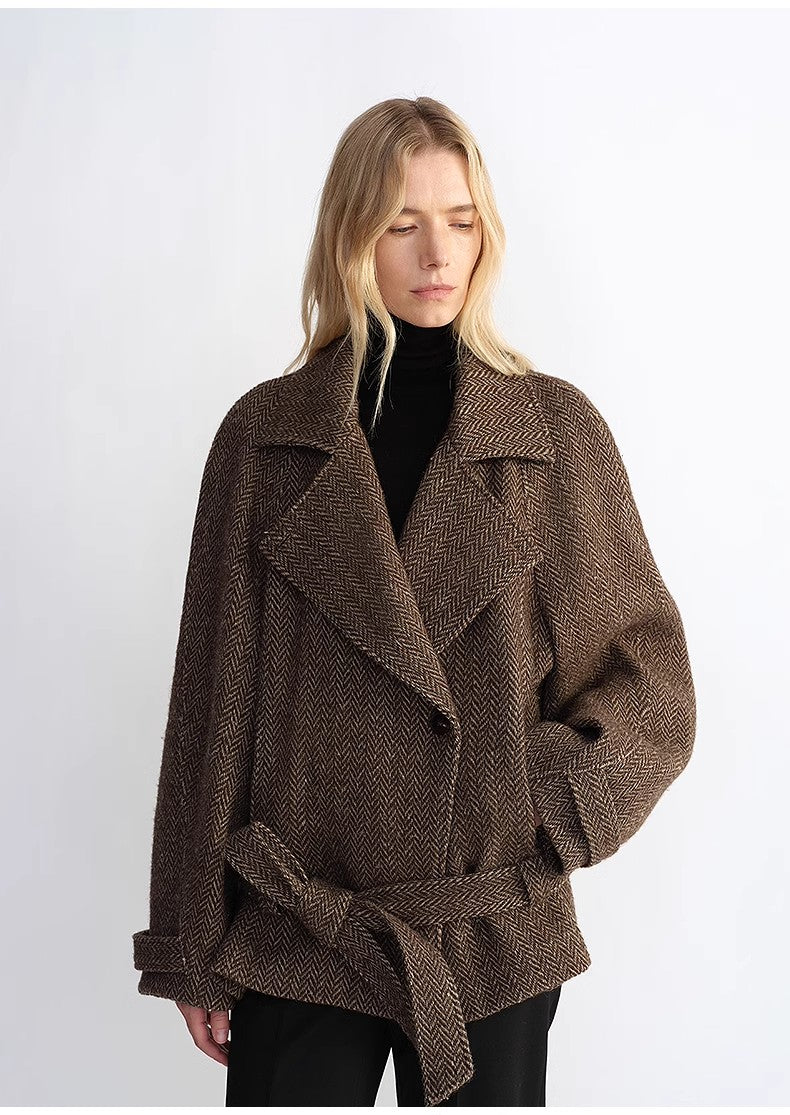 “Warm Cocoon” Italian Herringbone Wool Short Coat – Classic Lapel Design