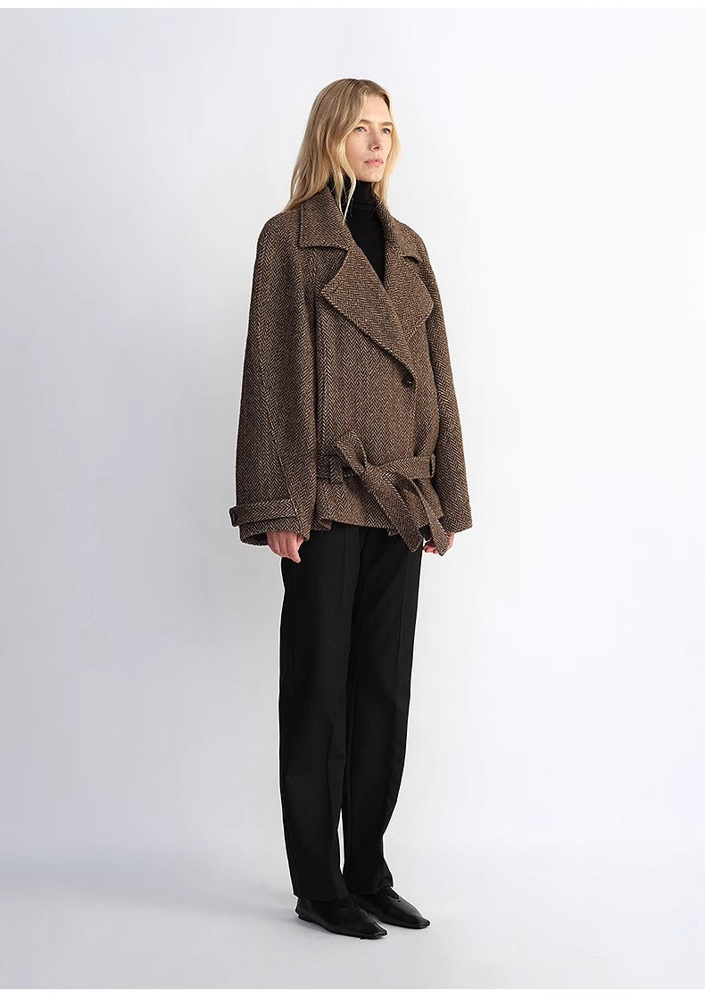 “Warm Cocoon” Italian Herringbone Wool Short Coat – Classic Lapel Design