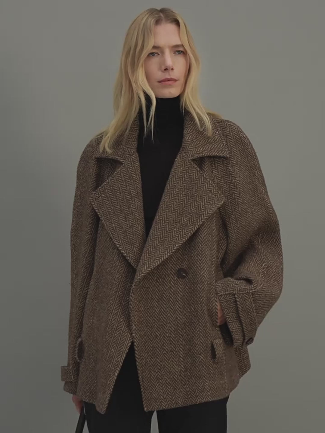 “Warm Cocoon” Italian Herringbone Wool Short Coat – Classic Lapel Design
