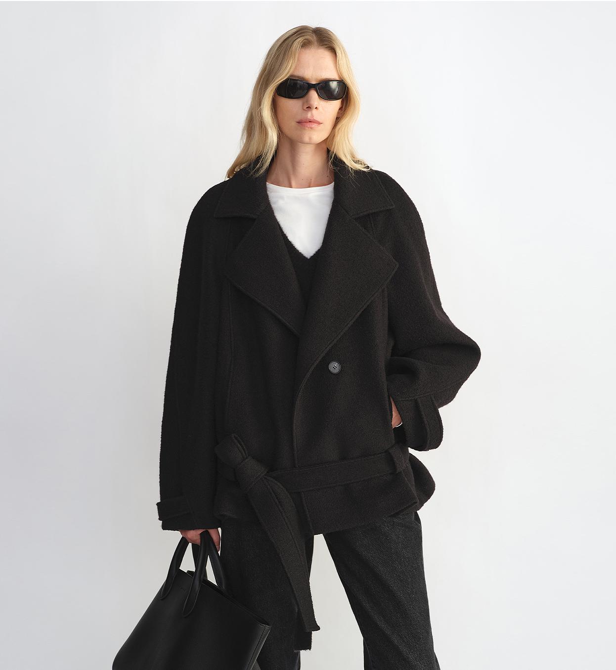 “Warm Cocoon” Italian Herringbone Wool Short Coat – Classic Lapel Design