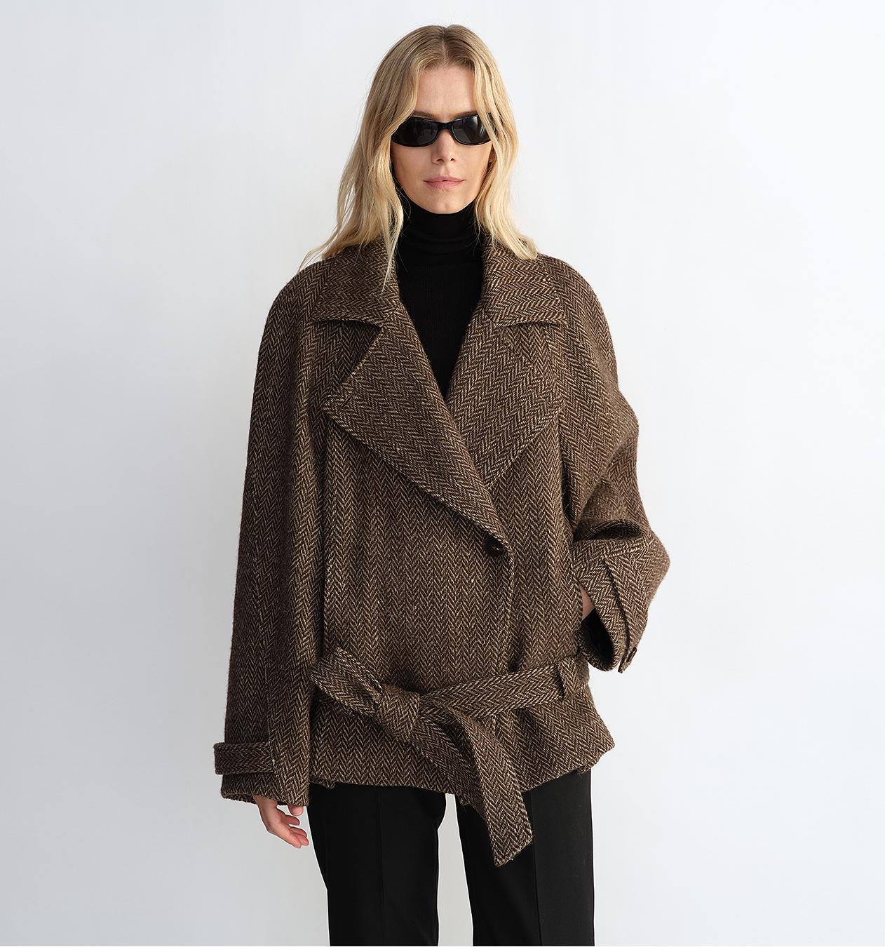 “Warm Cocoon” Italian Herringbone Wool Short Coat – Classic Lapel Design
